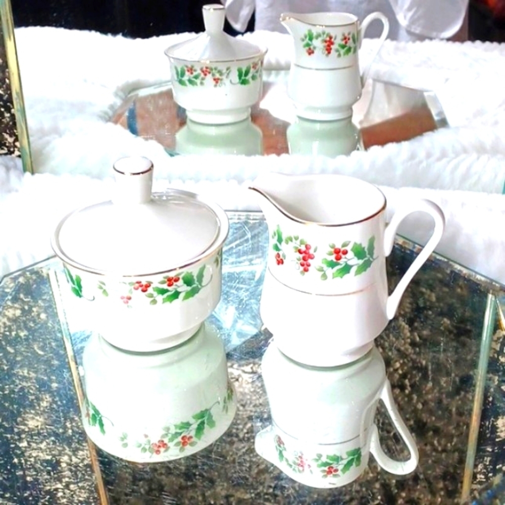Gibson Vintage Holly  Christmas Sugar &‎ Creamer Set